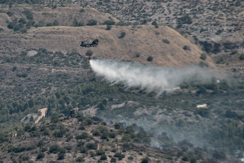 Δείτε εικόνες και βίντεο από την επιχείρηση της Πυροσβεστικής για τη φωτιά πίσω από το σκοπευτήριο της Καισαριανής
